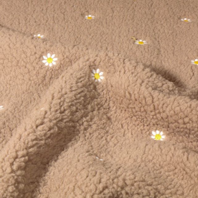 Tissu Fausse fourrure Mouton paquerettes brodées Héloise sur fond Marron clair - Par 10 cm