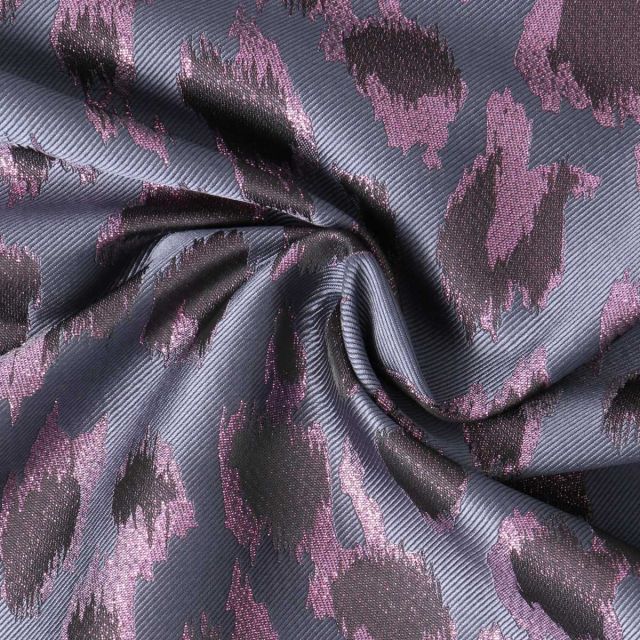 Tissu Jacquard Angèle motif texturé léopard Mauve sur fond Gris acier