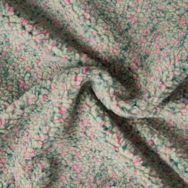 Tissu Fausse fourrure Mouton Toundra moucheté Rose et Vert sur fond Vert d'eau