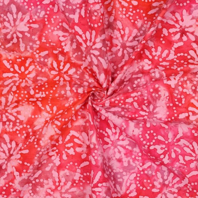 Tissu Batik de Coton rosaces Rose dragée sur fond Rouge