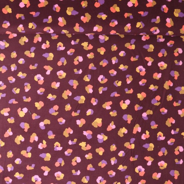 Tissu Jersey Bord Côte Mila motif léopard multicolore sur fond Bordeaux