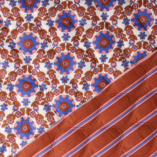 Tissu Matelassé réversible Lila fleurs Bleues sur fond Blanc