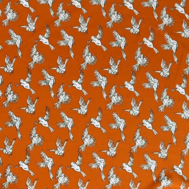 Tissu satin imprimé Oiseaux noirs et blancs en vol sur fond Brique - Par 10 cm