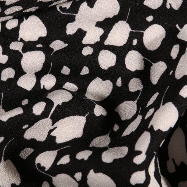 Tissu Crêpe stretch Tulipes blanches sur fond Noir - Par 10 cm