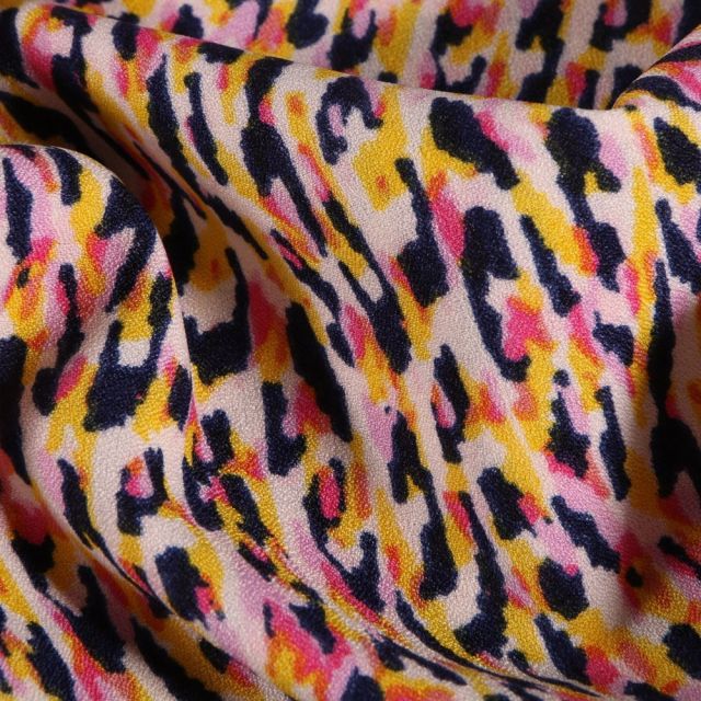 Tissu crêpe imprimé Motifs abstrait rose sur fond Blanc cassé - Par 10 cm