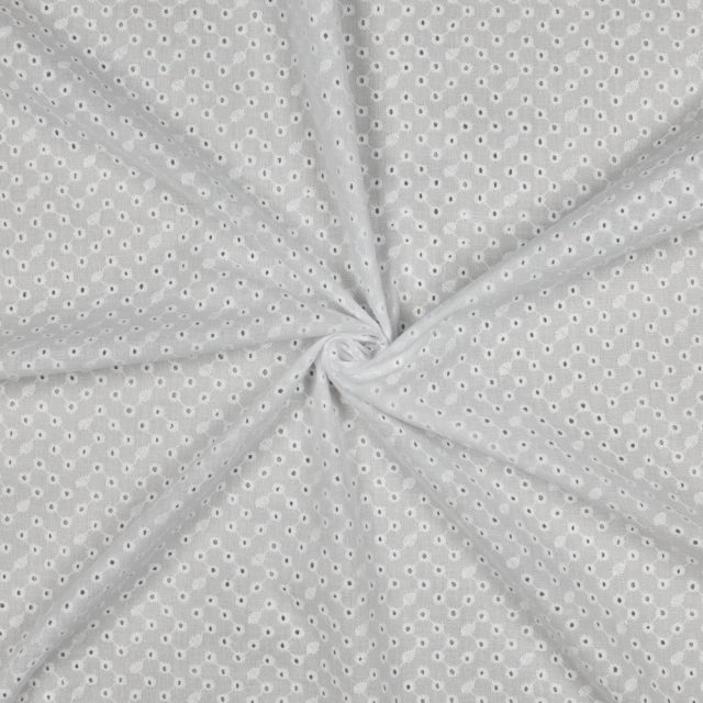 Tissu Coton brodé festonné Motif Floraux ajourés sur fond Blanc pur