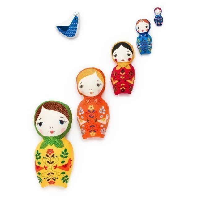 Coupon Tissu Coton Robert Kaufman Panneau 60 cm Matriochkas multicolores sur fond blanc - Coupon de 10 cm
