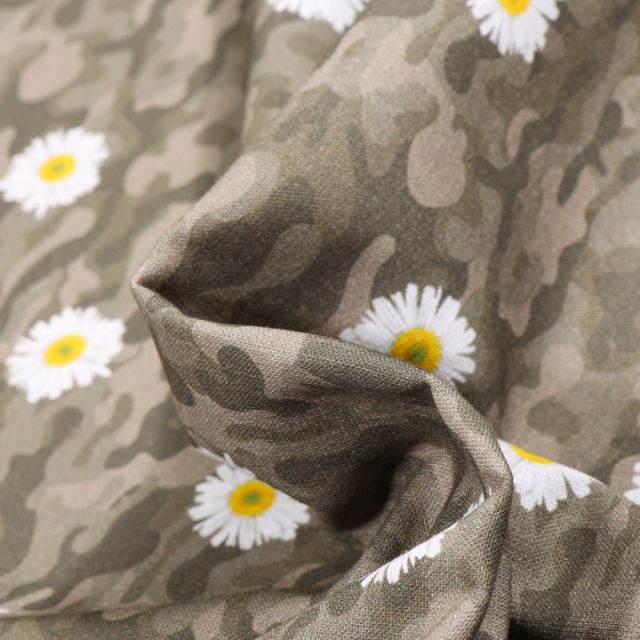 Tissu Coton MC Fabrics Pâquerettes et camouflage sur fond Vert kaki foncé