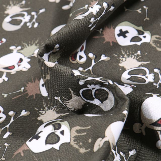 Tissu Coton MC Fabrics Têtes de mort énervés sur fond Vert kaki
