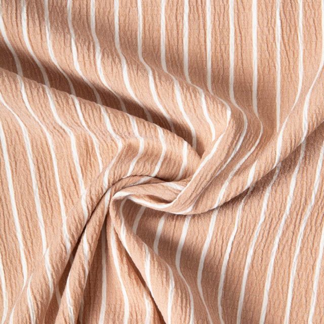 Tissu Polyviscose Seersucker aspect Lin lavé Suzy rayures Blanc sur fond Beige sable