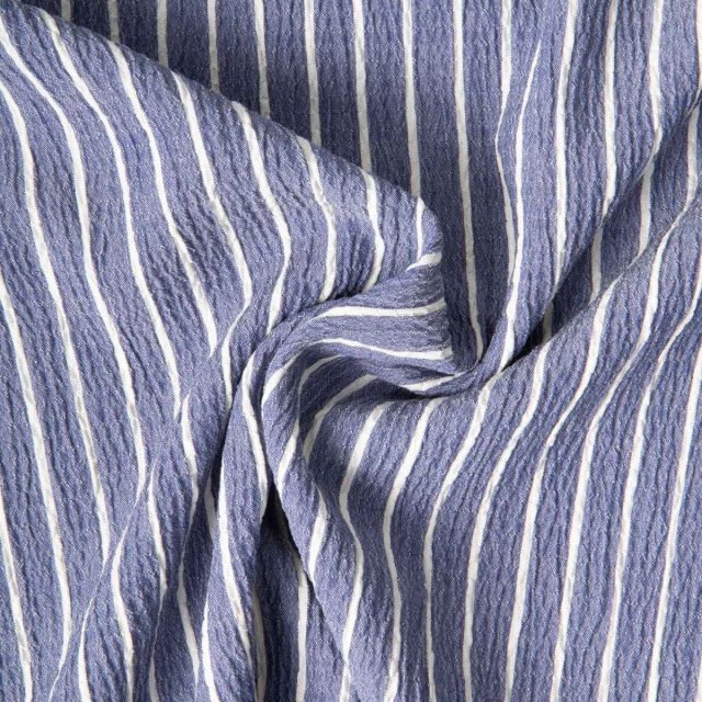 Tissu Polyviscose Seersucker aspect Lin lavé Suzy rayures Blanc sur fond Bleu gris