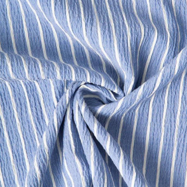 Tissu Polyviscose Seersucker aspect Lin lavé Suzy rayures Blanc sur fond Bleu ciel