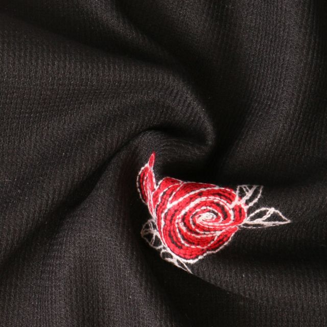 Tissu Maille Polyester Roses brodées sur fond Noir