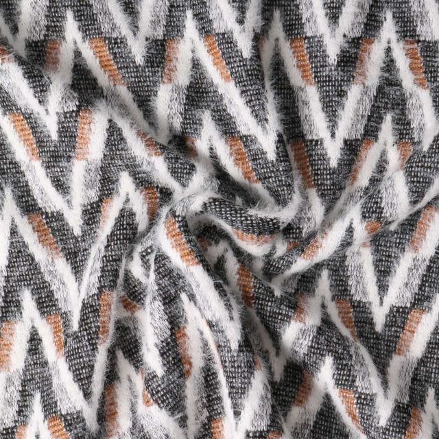 Tissu Maille chevrons duveteux Camel sur fond Noir