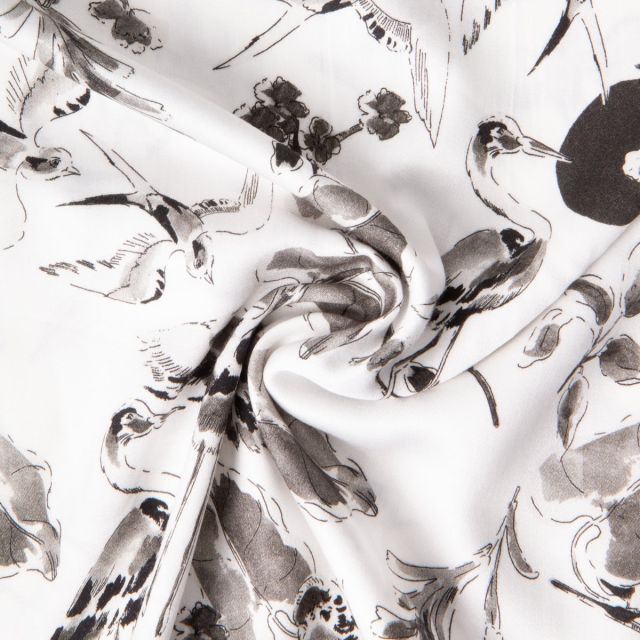 Tissu Viscose imprimé Lio perruches et cigognes Noir sur fond Blanc
