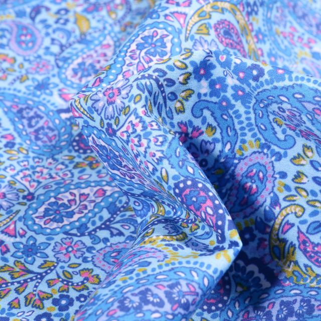 Tissu Dashwood Studio Dolores sur fond Bleu