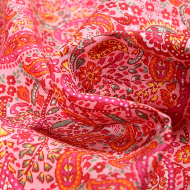 Tissu Dashwood Studio Dolores sur fond Rose