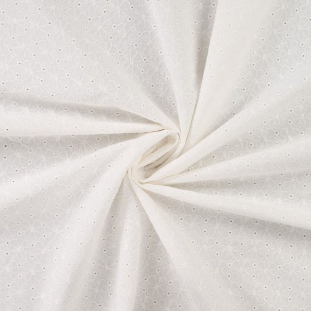Tissu Coton brodé ajouré Fleuris sur fond Blanc cassé