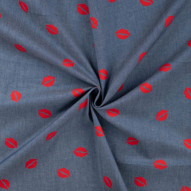 Tissu Chambray Coton imprimé Kiss rouge sur fond Bleu jean