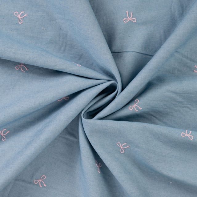 Tissu Chambray Coton brodé Noeuds roses sur fond Bleu denim