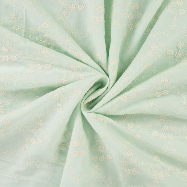 Tissu Voile de coton brodé Fleurs délicates sur fond Vert pastel