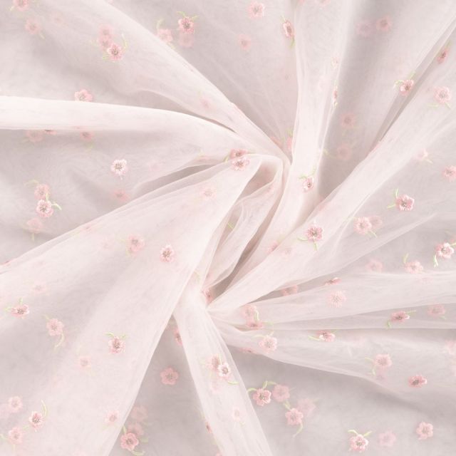 Tissu Tulle souple Mira fleurs Roses brodés sur fond Rose bébé