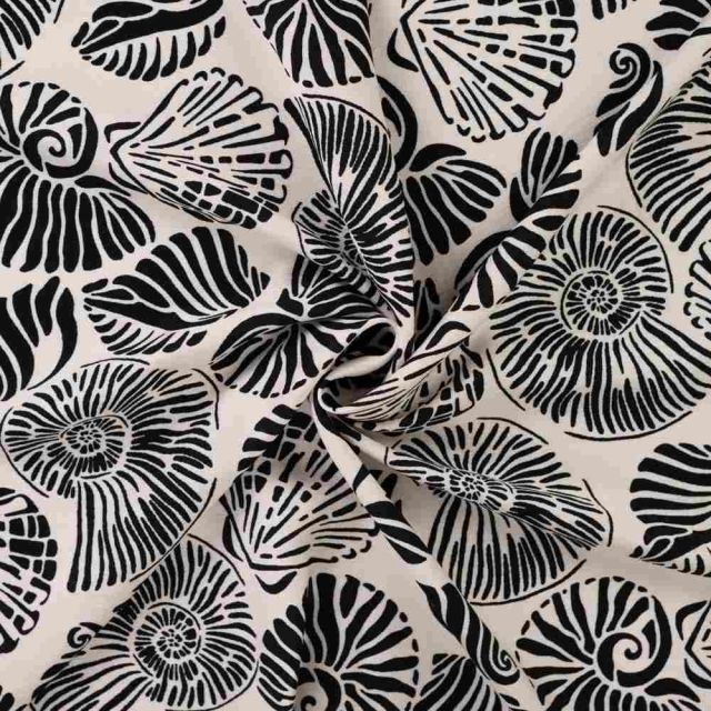 Tissu Polyviscose imprimé Îlo coquillages Noir sur fond Ecru