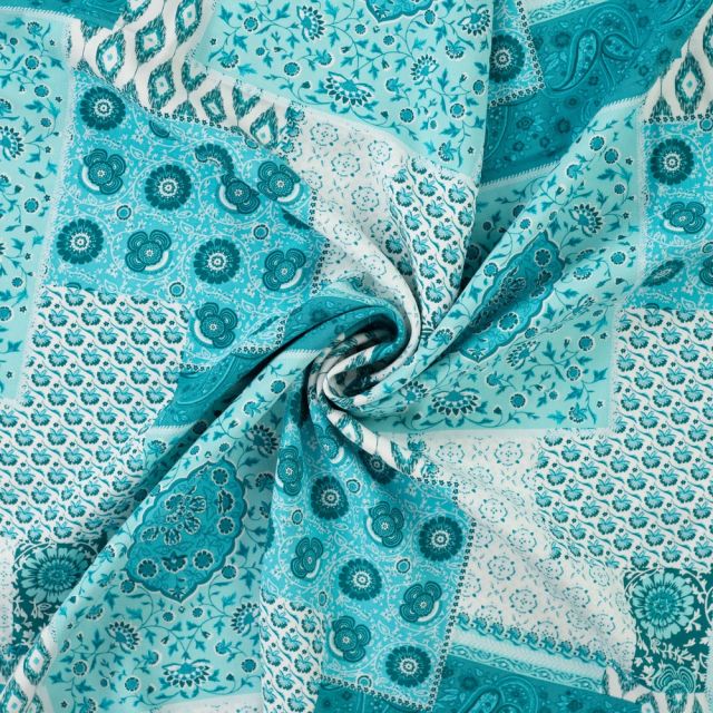 Tissu Viscose imprimé Patchwork turquoise sur fond Blanc