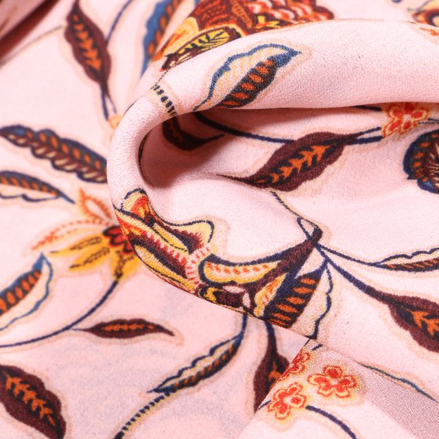 Tissu Crêpe georgette Fleurs et feuilles sur fond Rose