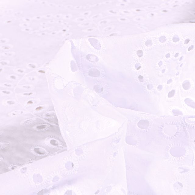 Coupon Tissu Broderie anglaise Motifs ajourés sur fond Blanc - Coupon de 130 cm