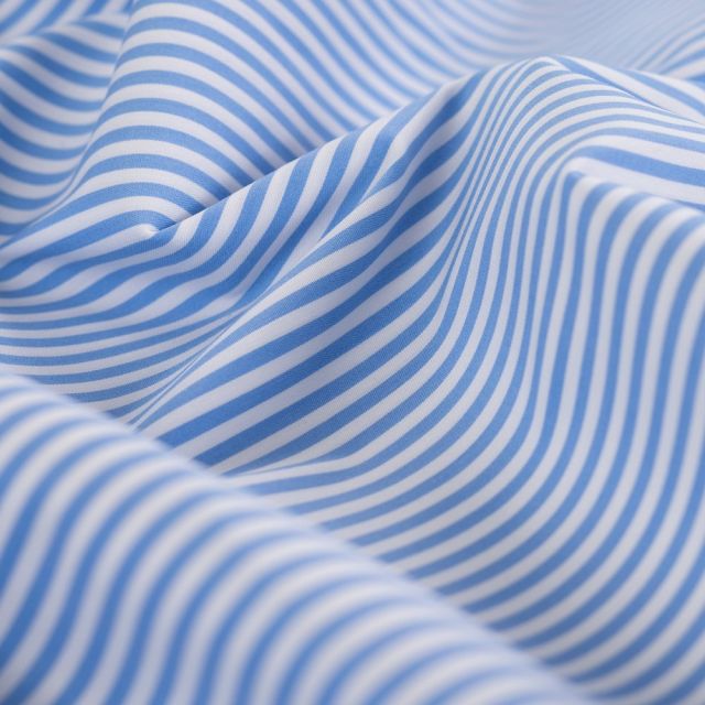 Tissu Coton légèrement extensible petites rayures Bleu ciel sur fond Blanc