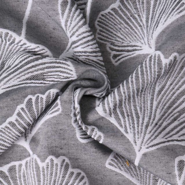 Tissu Jacquard Yasuko feuilles ginkgo Blanches sur fond Gris chiné