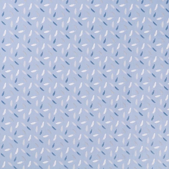 Tissu Coton imprimé Plumes Blanches, grises et bleues sur fond Bleu pastel - Par 10 cm