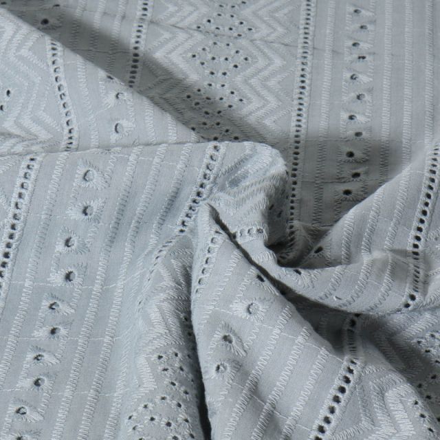 Tissu Voile de coton Delhi brodé abstrait sur fond Bleu gris - Par 10 cm