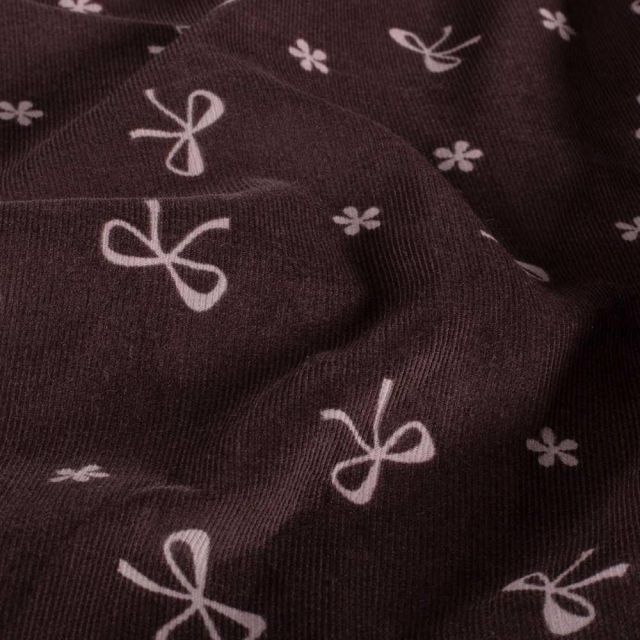 Tissu Velours milleraies Isaé noeuds Roses sur fond Prune foncé