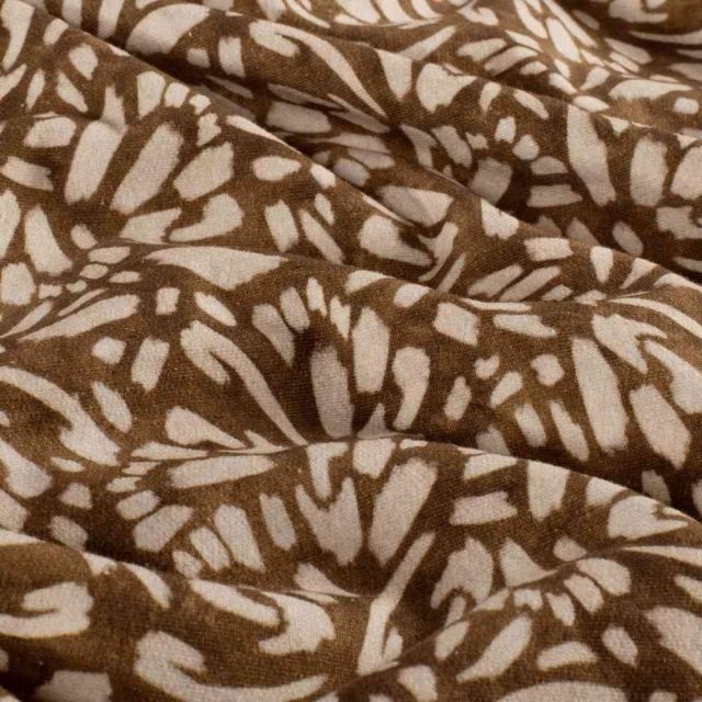 Tissu Sweat léger French Terry Margot extensible feuilles Camel sur fond Ecru
