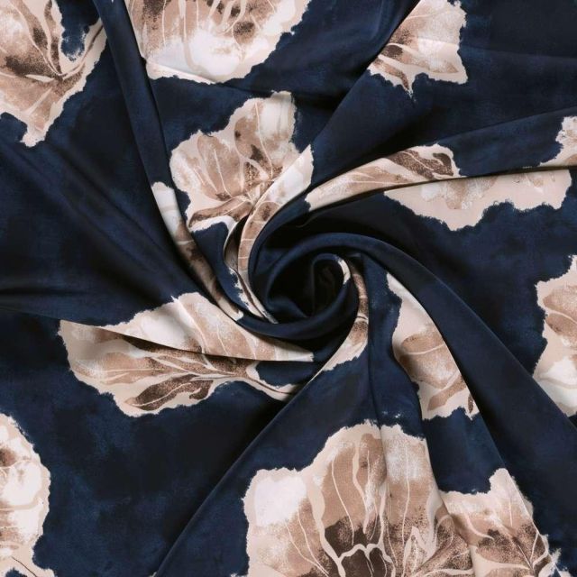 Tissu Satin Duchesse Aliénor Fleurs de nuit sur fond Bleu marine