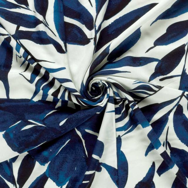 Tissu Viscose imprimé Apolline feuillage Indigo sur fond Blanc cassé