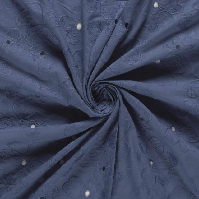 Tissu Coton brodé ajouré Adèle fleuri sur fond Bleu indigo