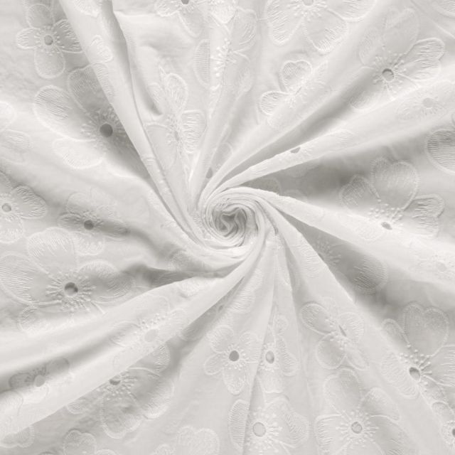Tissu Coton brodé ajouré Adèle fleuri sur fond Blanc