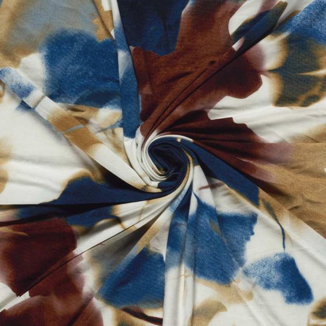 Tissu Jersey Viscose digital feuillage stylisé Bordeaux, Bleu et Ocre sur fond Blanc cassé