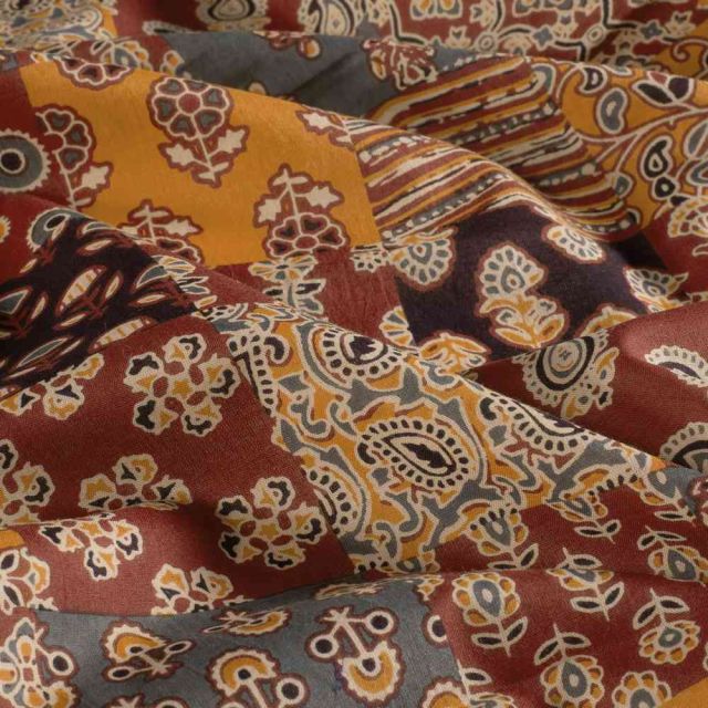 Tissu  Voile de Coton Batik Patchwork Nusantara sur fond Terracotta