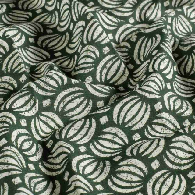 Tissu  Voile de Coton Batik Saria sur fond Vert foncé