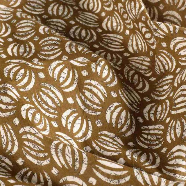 Tissu  Voile de Coton Batik Saria sur fond Brun