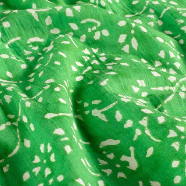 Tissu  Voile de Coton Batik Naya sur fond Vert pomme