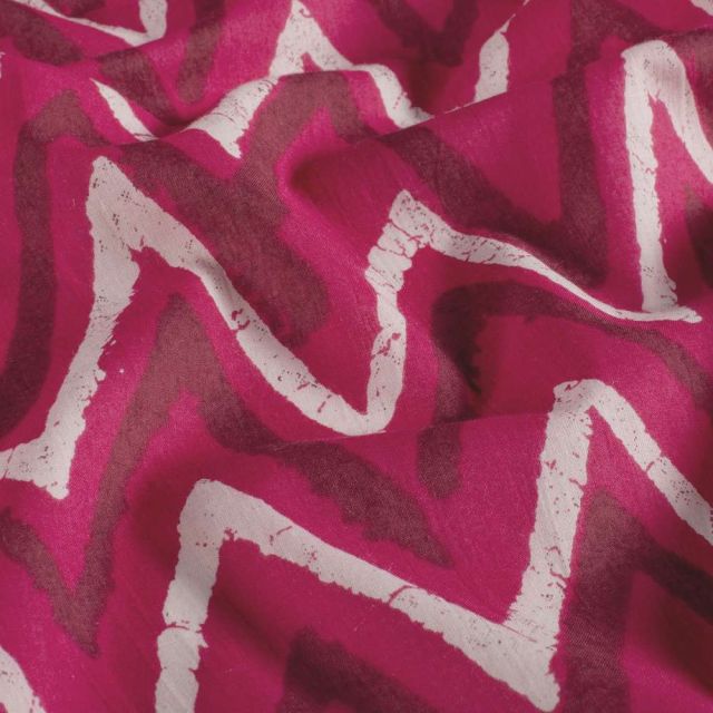 Tissu  Voile de Coton Batik Kaya chevrons sur fond Magenta fuschia