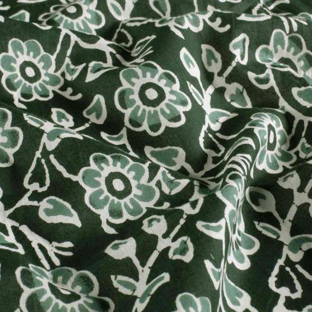 Tissu  Voile de Coton Batik Fleurs Kencana sur fond Vert foncé