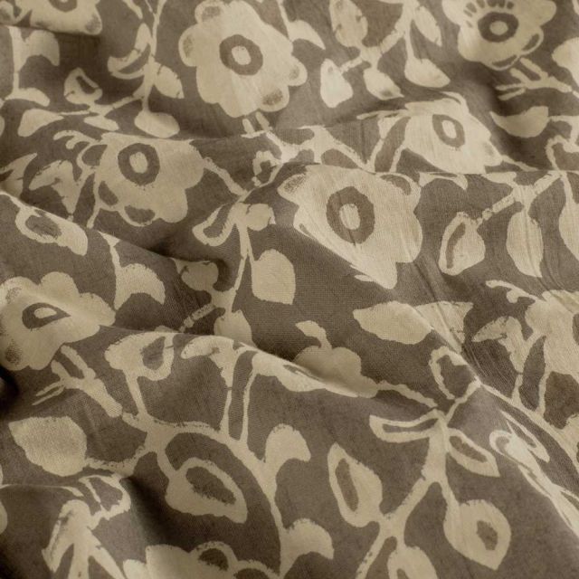 Tissu  Voile de Coton Batik Fleurs Kencana sur fond Taupe