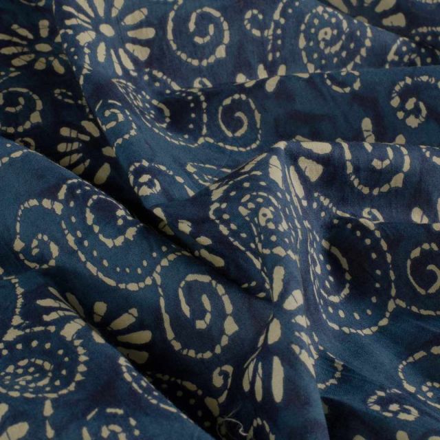 Tissu  Voile de Coton Batik Naya Bali sur fond Bleu marine