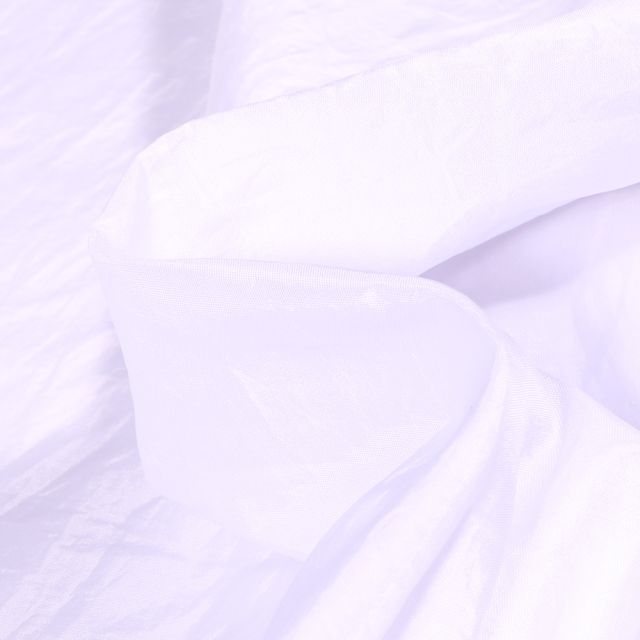 Tissu Taffetas d'habillement Froissé sur fond Blanc